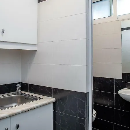 Urban Living City Hostel-Adults Only 자킨토스 타운