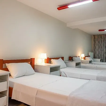 Urban Living City Hostel-Adults Only * זקינטוס טאון