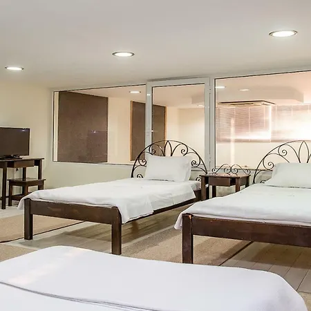 Urban Living City Hostel-Adults Only בית הארחה